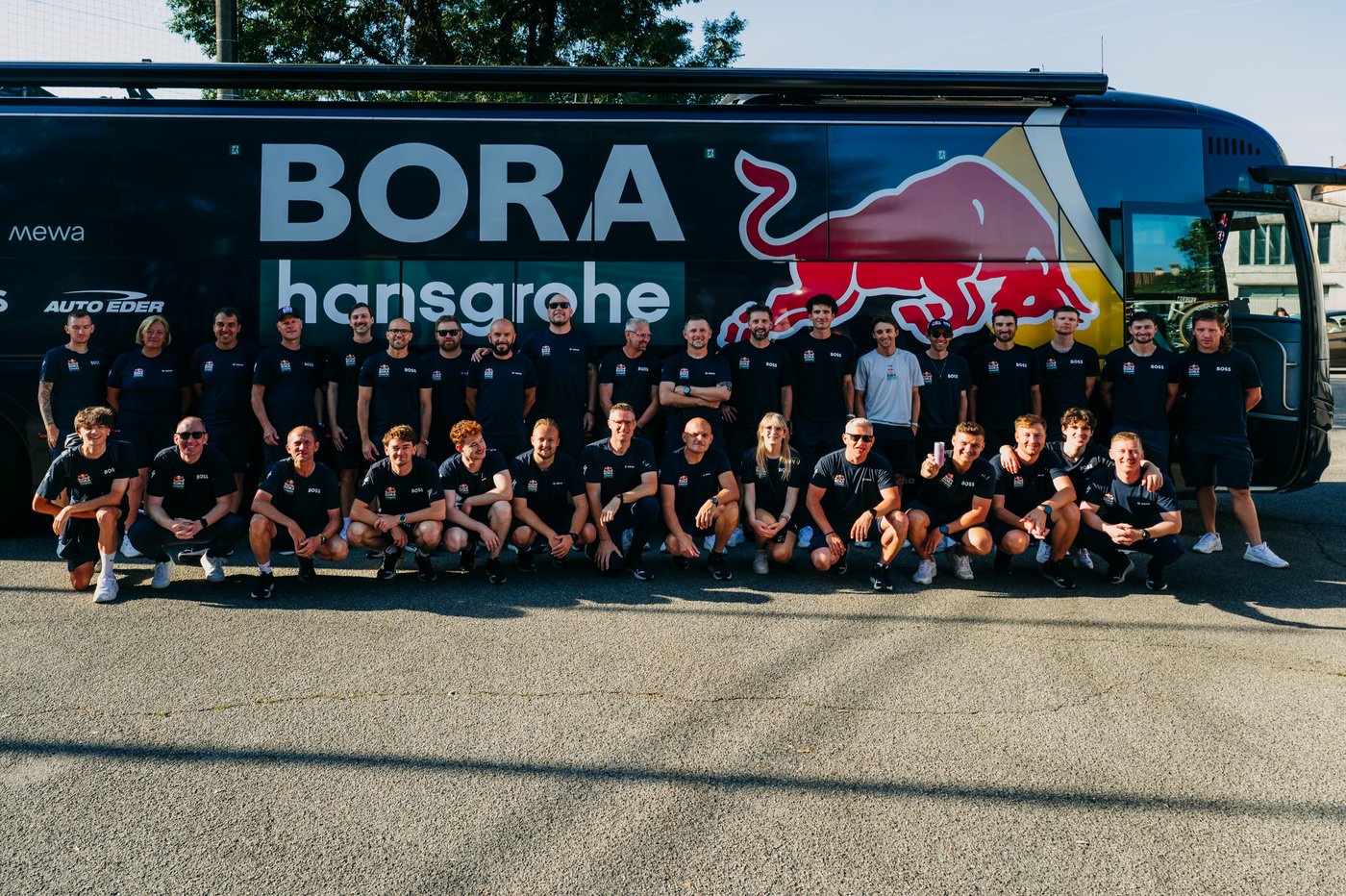         Christian Pömer mit Fahrern und Staff beim Giro d’Italia 2026