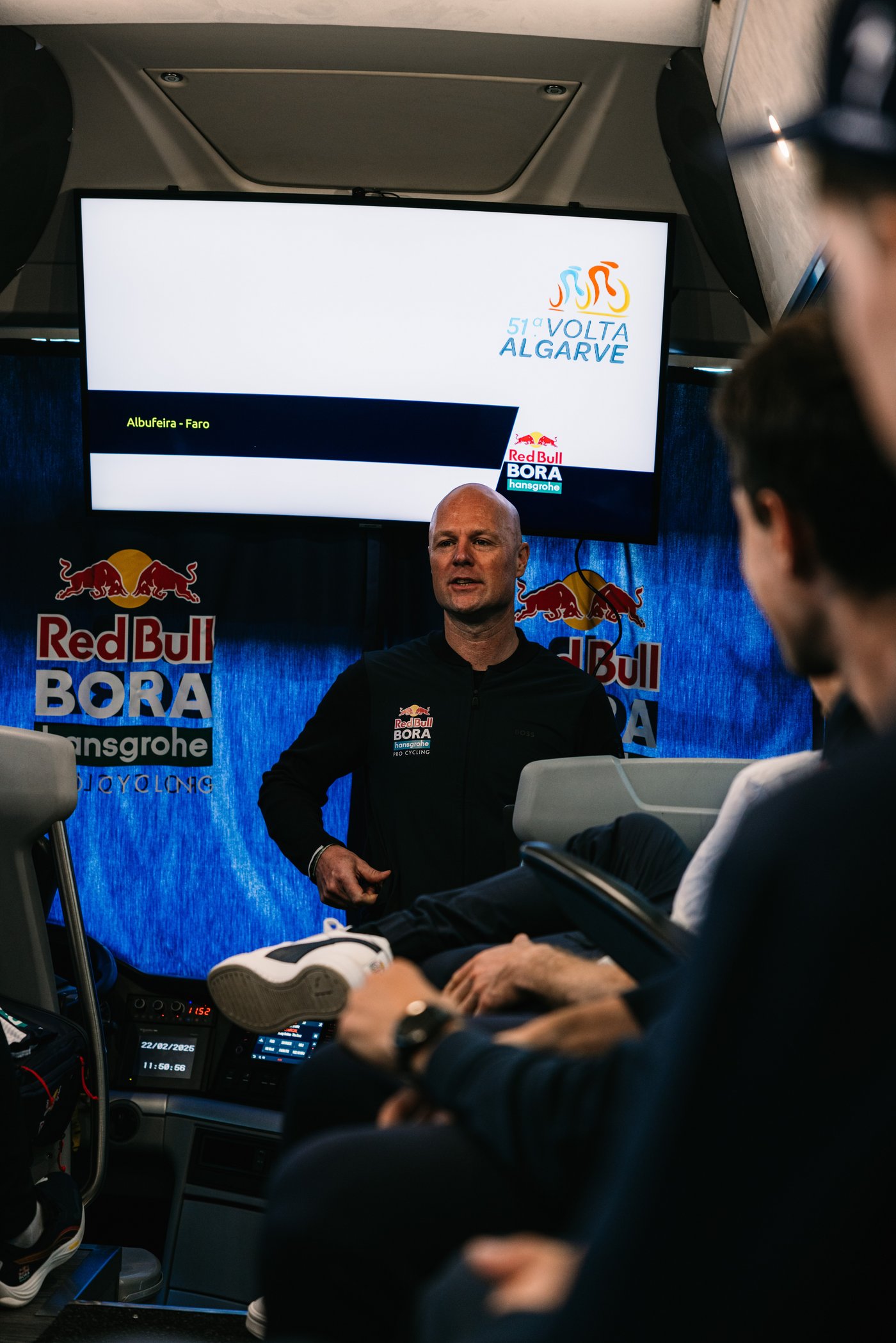 Christian Pömer – mentale und taktische Wettkampfvorbereitung Sport Mentalcoach Christian Pömer bei der Wettkampfvorbereitung im Team-Bus