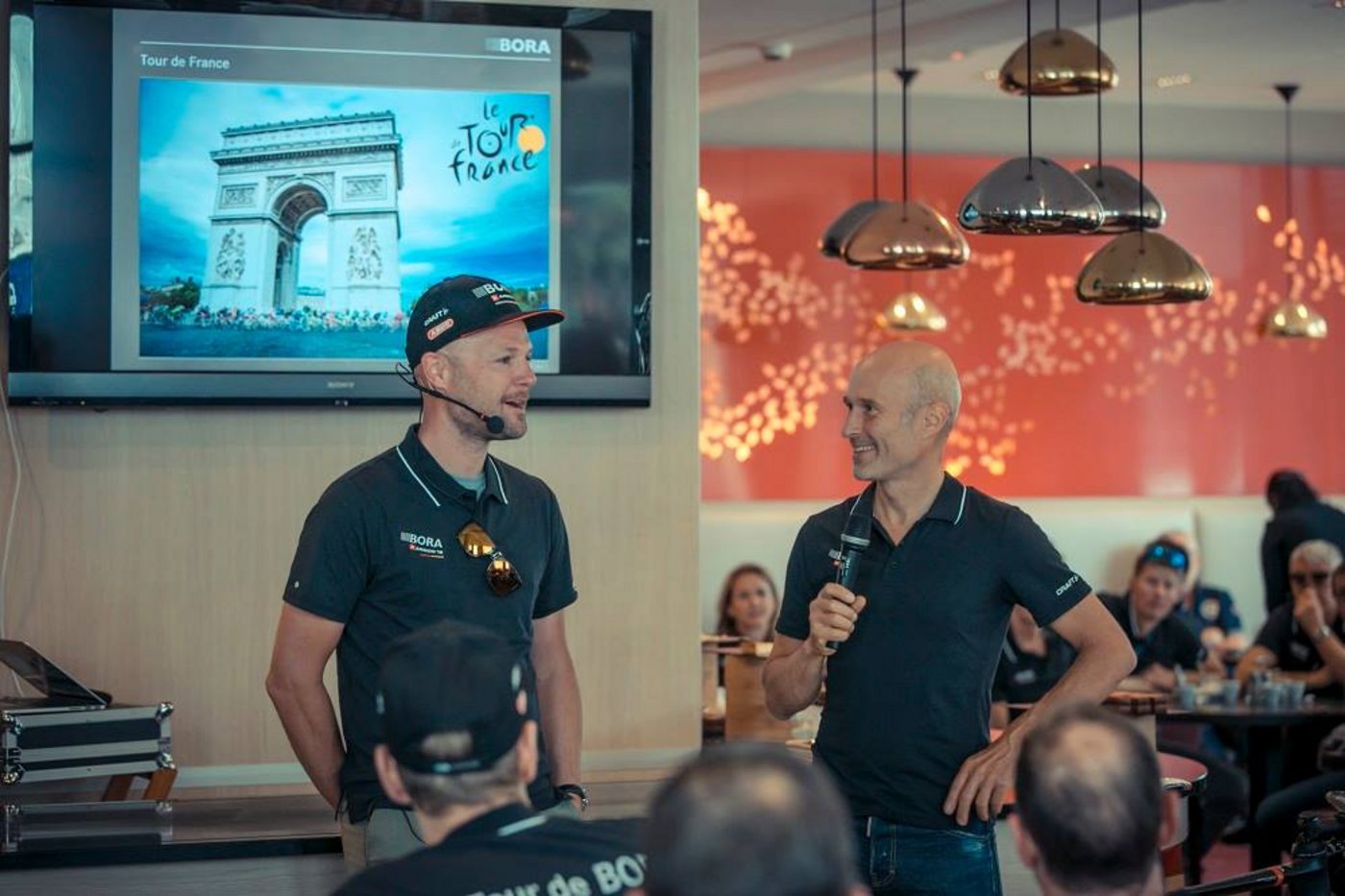 Christian Pömer – Vortrag über Profiradsport Christian Pömer mit BORA-Gründer Willi Bruckbauer bei einem Vortrag über Profiradsport