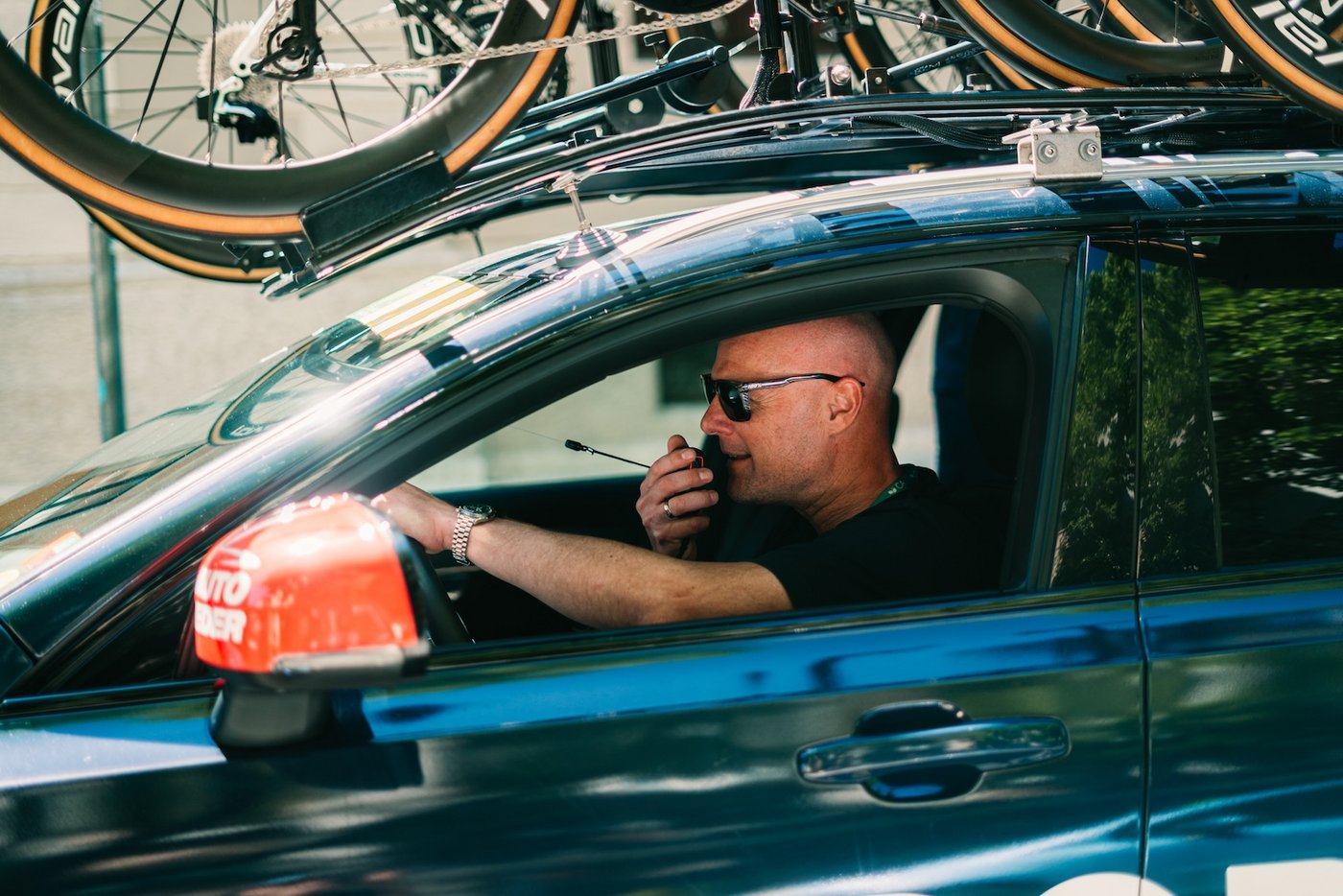 Christian Pömer als Sportdirektor im Teamauto bei einem Radrennen