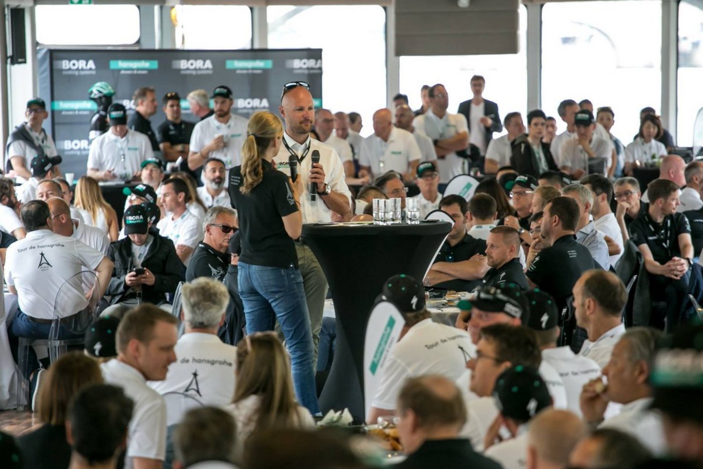 Christian Pömer bei einer Podiumsdiskussion von hansgrohe